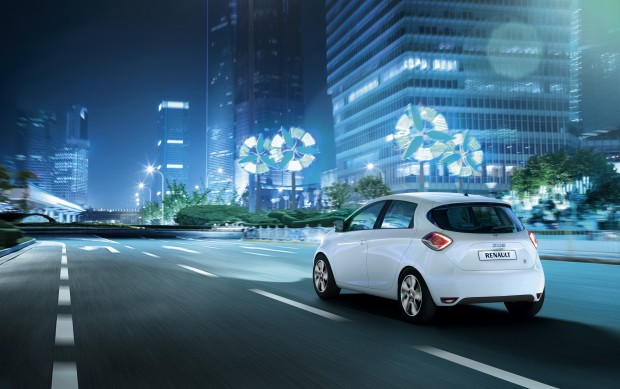 L'arrière de la Renault ZOE, de 3/4 arrière, en ville.
