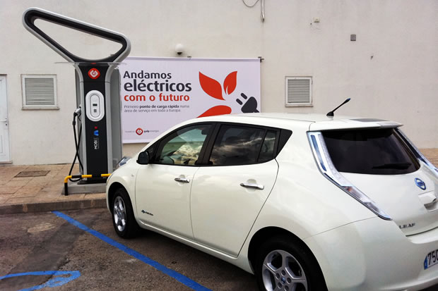 Une borne de recharge rapide Mobi.e