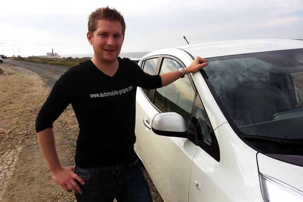 La Nissan LEAF et son conducteur.