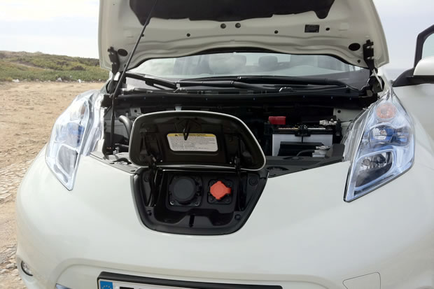 Nissan LEAF, capot ouvert.