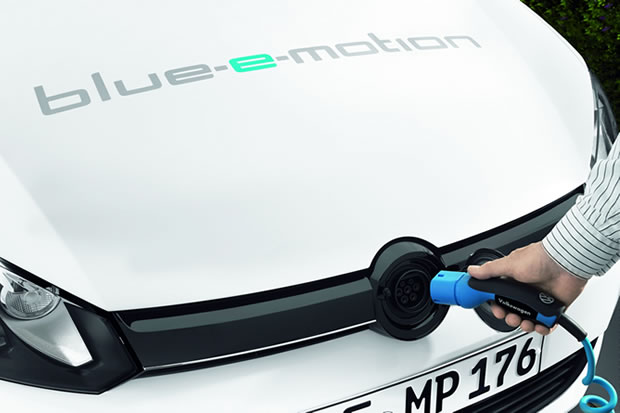 Recharge de la Golf Blue-e-motion par l'avant.