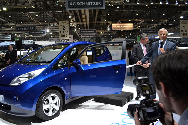 vincent-bollore-bluecar Vincent Bolloré et la Bluecar au salon de Genève.