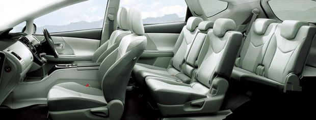 L'intérieur de la prius alpha