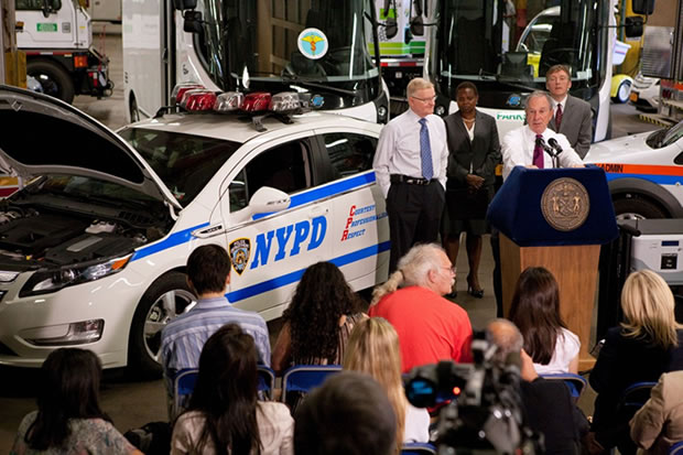 La police de New York et une Chevrolet Volt