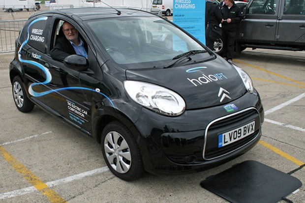 La charge par induction d'une voiture électrique par HaloIPT