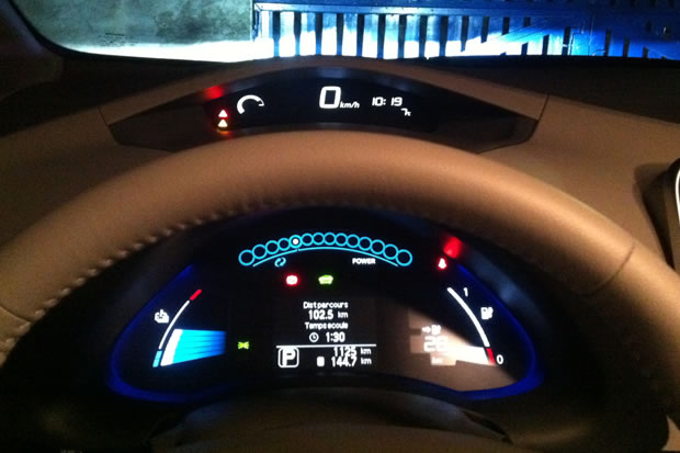Le compteur de la Nissan LEAF à l'arrivée