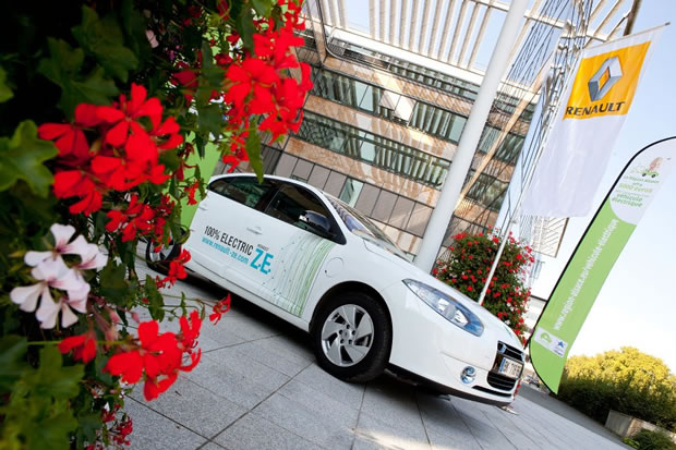 Renault Fluence devant le batiment de la Région Alsace