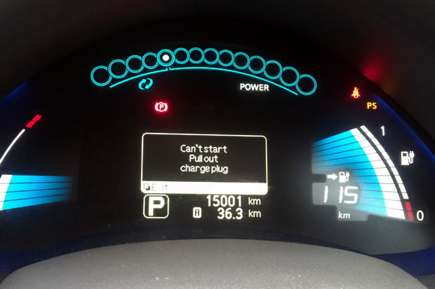 tableau-bord-nissan-leaf Le tableau de bord de la Nissan LEAF, avec 15 000 km au compteur !