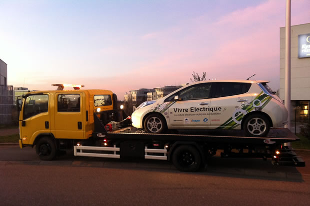 panne-batterie-voiture-electrique Une voiture électrique en panne de batterie, sur un camion de dépannage