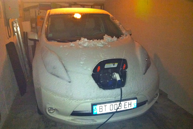 recharge-voiture-electrique-hiver La recharge d'une voiture électrique quand il fait froid.