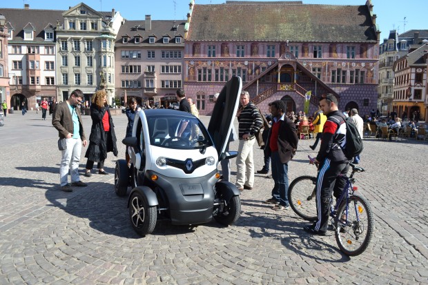 La Renault Twizy intrigue et attire les curieux ! La Renault Twizy intrigue et attire les curieux !