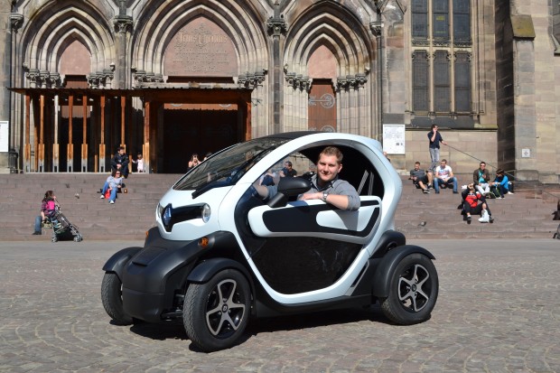 Je vous emmène au volant de la Twizy ? Je vous emmène au volant de la Twizy ?