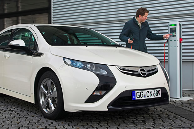 L'opel ampera branchée sur une prise de courant