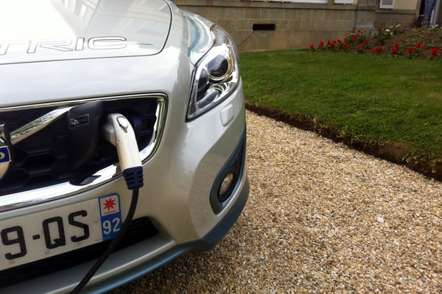 recharge-voiture-electrique La recharge d'une voiture électrique