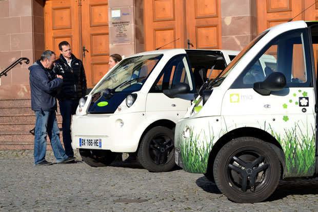 Deux voitures électriques Mia