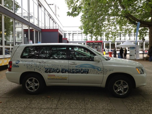 Toyota Highlander FCHV-adv
