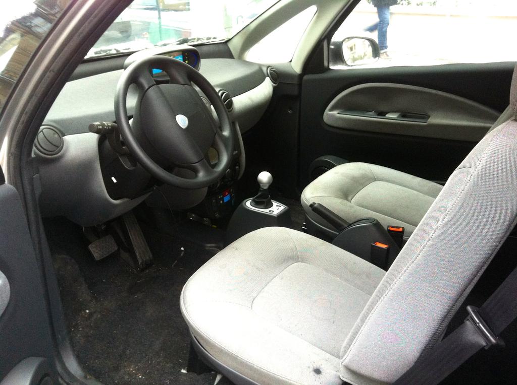 Les places avant d'une Bluecar Autolib'