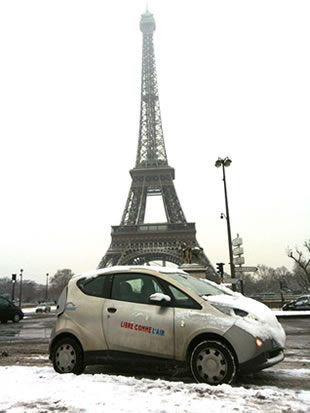 Une bluecar devant la tour Eiffel !