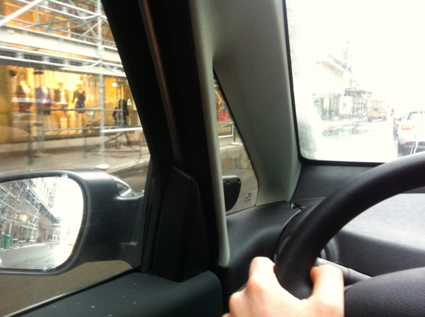 Le montant gauche de la Bluecar