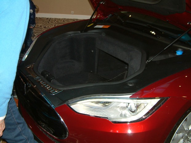 tesla-model-s-capot Le capot relevé de la Tesla Model S