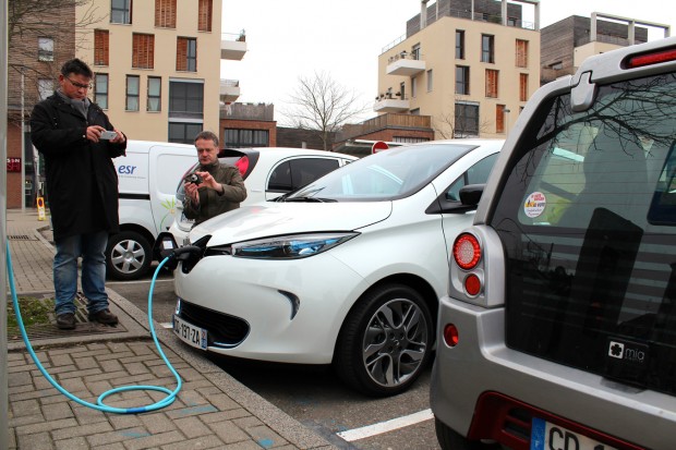 La Renault ZOE attire l'attention des curieux ! La Renault ZOE attire l'attention des curieux !