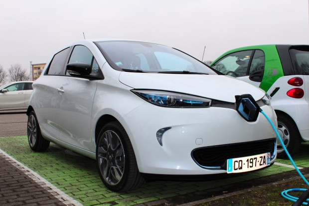 La ZOE en charge sur une borne en Allemagne La ZOE en charge sur une borne en Allemagne
