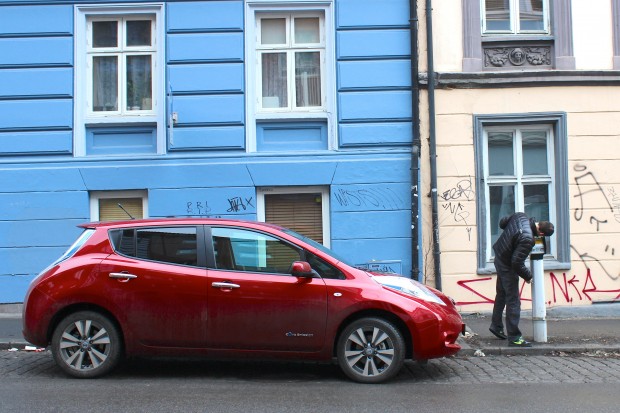 La Nissan LEAF 2013 à la recherche des bornes de recharge La Nissan LEAF 2013 à la recherche des bornes de recharge