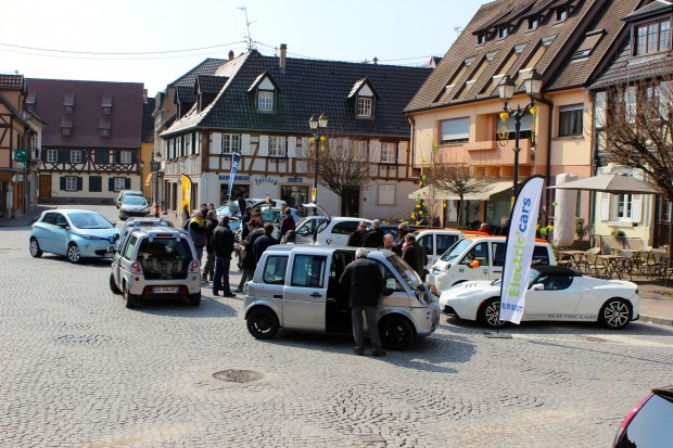 Petit aperçu de la place de la Mairie investie par les véhicules électriques ! Petit aperçu de la place de la Mairie investie par les véhicules électriques !