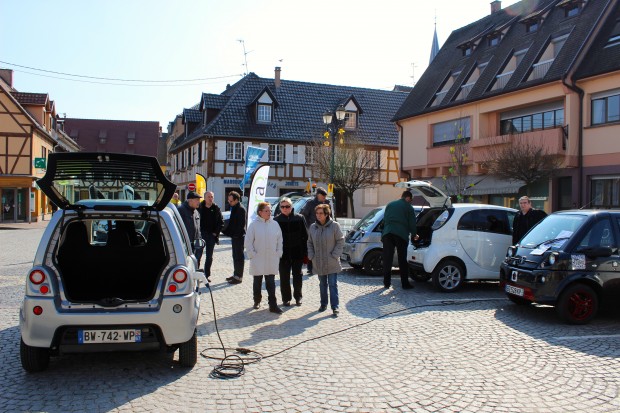 La place de la Mairie à Erstein a été envahie par les voitures électriques ! La place de la Mairie à Erstein a été envahie par les voitures électriques !