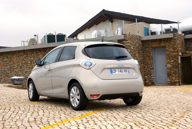 La Renault ZOE vous permettra de faire entre 100 et 150 km selon le trajet La Renault ZOE vous permettra de faire entre 100 et 150 km selon le trajet
