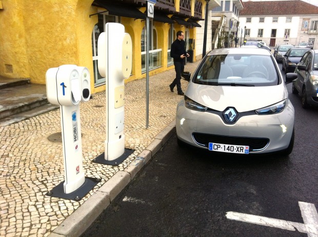 La Renault ZOE sur une borne de recharge au Portugal La Renault ZOE sur une borne de recharge au Portugal