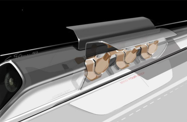 Une capsule Hyperloop avec les portes ouvertes dans une station Une capsule Hyperloop avec les portes ouvertes dans une station