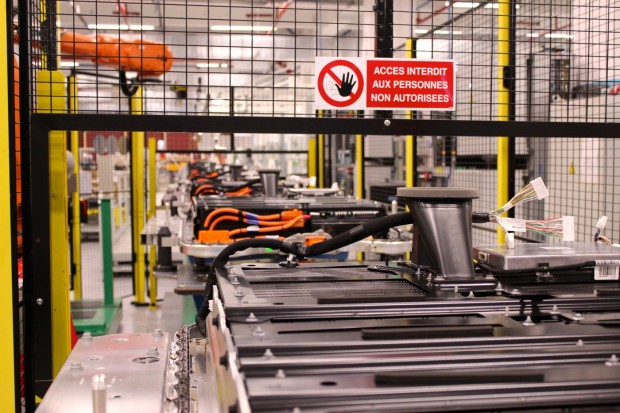 La production de batteries dans l'usine de Flins