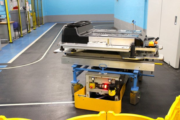 Ces robots transportent les batteries prêtes à être montées dans l'usine Ces robots transportent les batteries prêtes à être montées dans l'usine