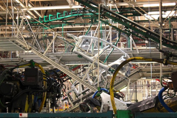 Les caisses sont transportées de façon automatique dans l'usine Les caisses sont transportées de façon automatique dans l'usine