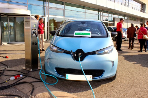 Une ZOE se recharge sur la borne Sobem-Scame