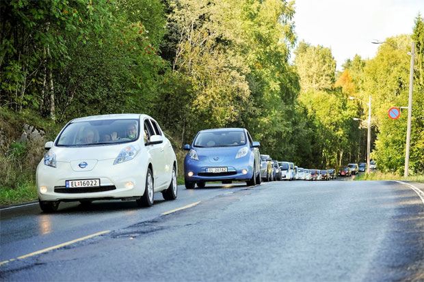 Parade de voitures électriques en Norvège