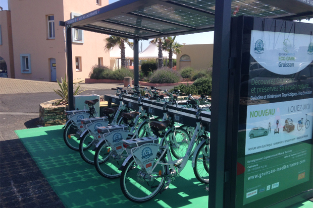 A l'instar des abri-bus, les stations de recharge Advansolar intègrent un espace d'affichage permettant de promouvoir le servir où de diffuser des publicités commerciales...