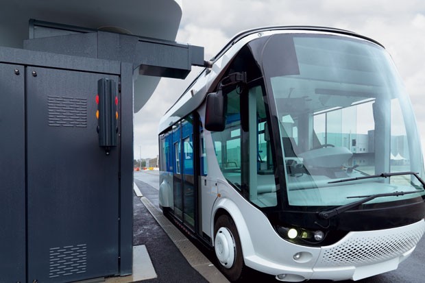 Le système de recharge du Bluetram est automatisé et s'effectue lors de certains arrêts.