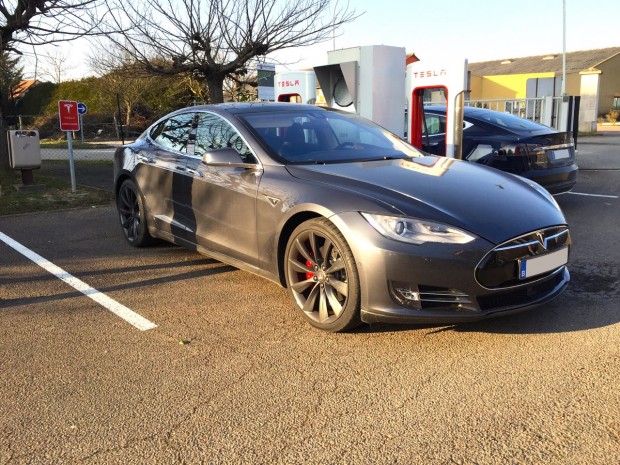 Tesla Model S en charge à Nuit-Saint-Georges