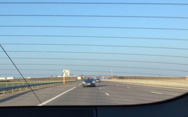 Tesla Model S sur l'autoroute