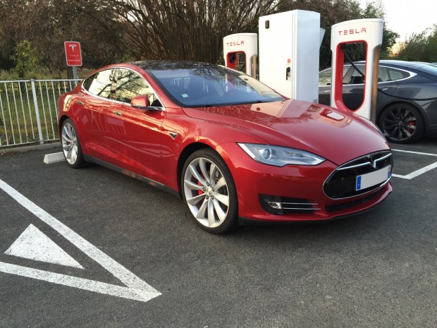 Tesla Model S rouge au supercharger de Mâcon