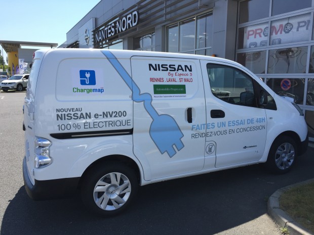Pause charge rapide dans une concession Nissan