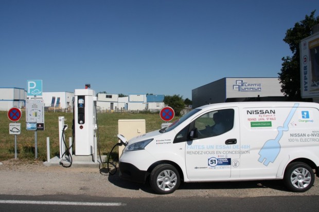 Pause ravitaillement sur une borne rapide du SyDEV à Challans
