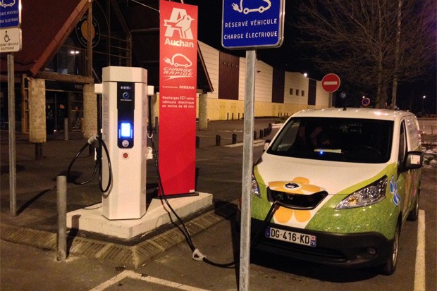 L'e-NV200 en charge chez Auchan