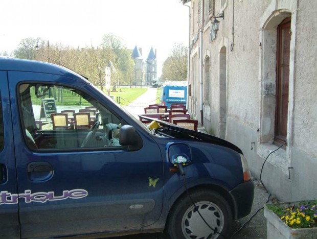 Mon Kangoo en recharge dans un restaurant en 2010 à Haroué (54)