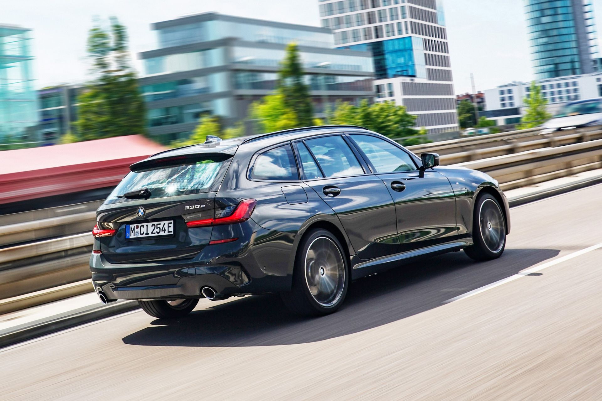 Vue arrière du break BMW Série 3 330e hybride rechargeable 2020