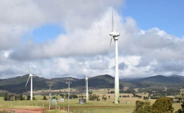 Après une matinée bruineuse et embrumée, le soleil fait enfin une apparition sur la ferme Windy Hill Wind.