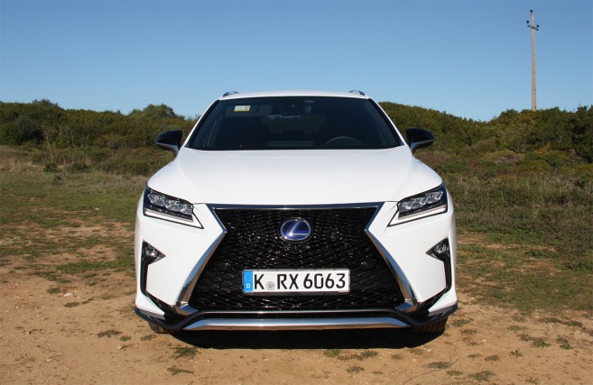 La signature trapézoïdale du Lexus RX450h ne laisse pas indifférent.