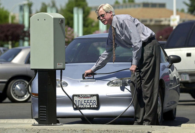 Une GM EV1 en charge - Photo : Tucson Citizen